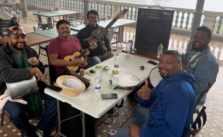 Roda de samba no Centro de Visitantes Paineiras Corcovado em meio ao Parque Nacional da Tijuca.